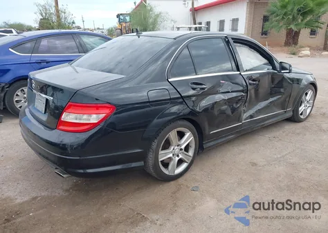 2011 Mercedes-Benz C 300 Luxury/Sport z USA, uszkodzony, nr VIN WDDGF5EB4BA459104